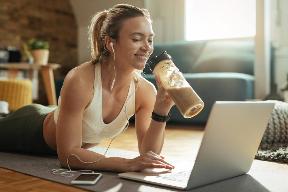 A ingestão adequada de proteína de alta qualidade é fundamental para combater a sarcopenia (perda natural de massa muscular associada à idade). Crédito: FreePik