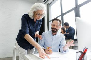 Quantas ideias deixam de avançar dentro das empresas não por falta de qualidade, mas por falha na forma como são apresentadas? Crédito: FreePik