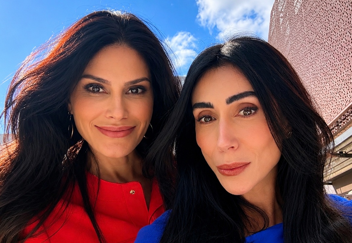 A Top 2 Miss Universo Natália Guimarães e a apresentadora Michelle Barros recepcionaram as candidatas no Morro dos Anjos. Crédito: divulgação