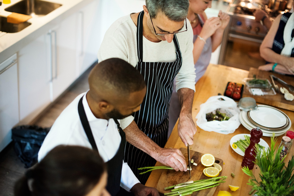 Você sabia que mais de 70% dos brasileiros querem consumir alimentos frescos? Essa busca por saúde está transformando a gastronomia e abrindo muitas oportunidades de trabalho. Crédito: FreePik