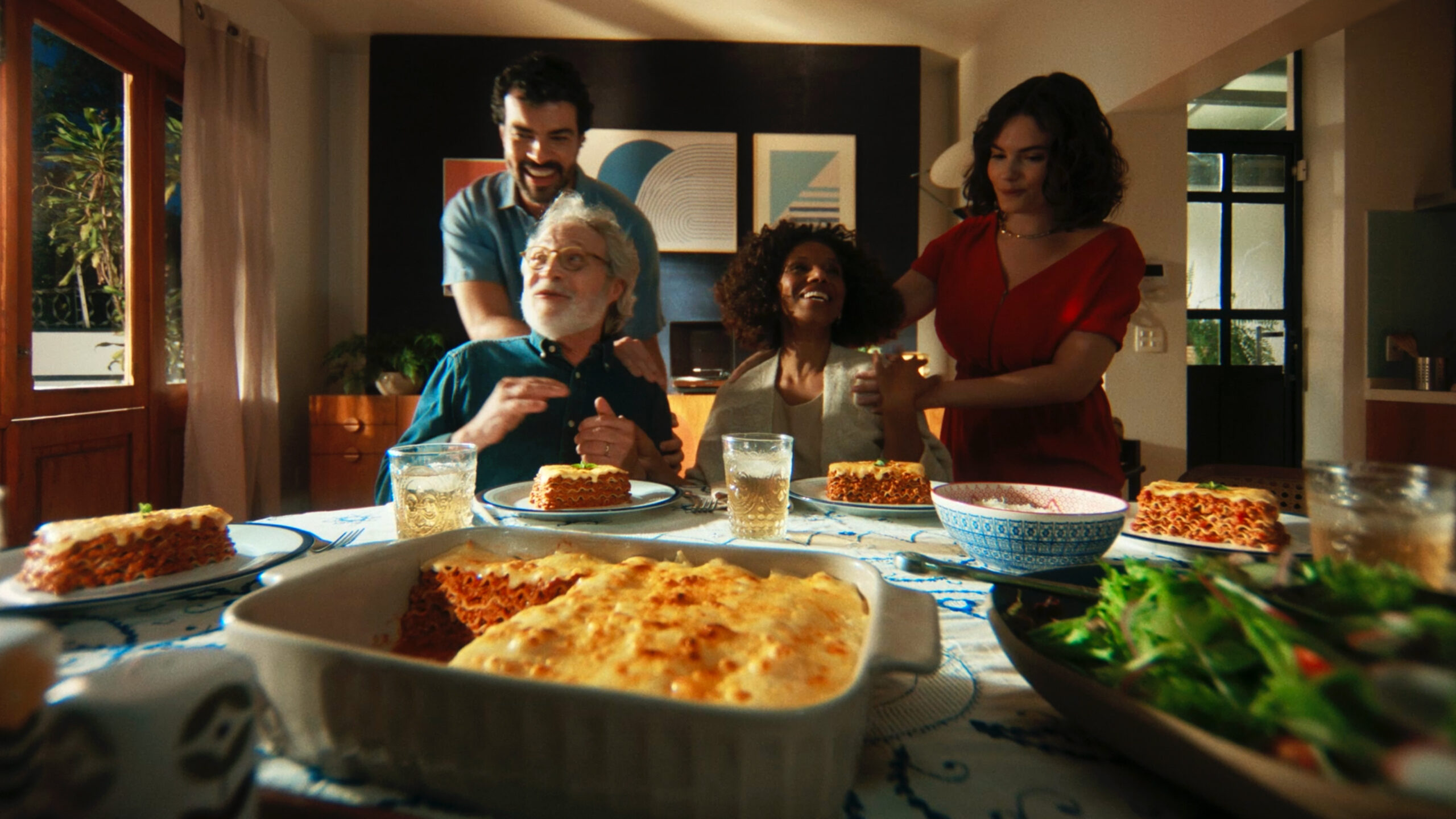 Adria celebra seus 75 anos com uma campanha que homenageia as histórias, os vínculos e as tradições construídas ao redor da mesa. Crédito: divulgação