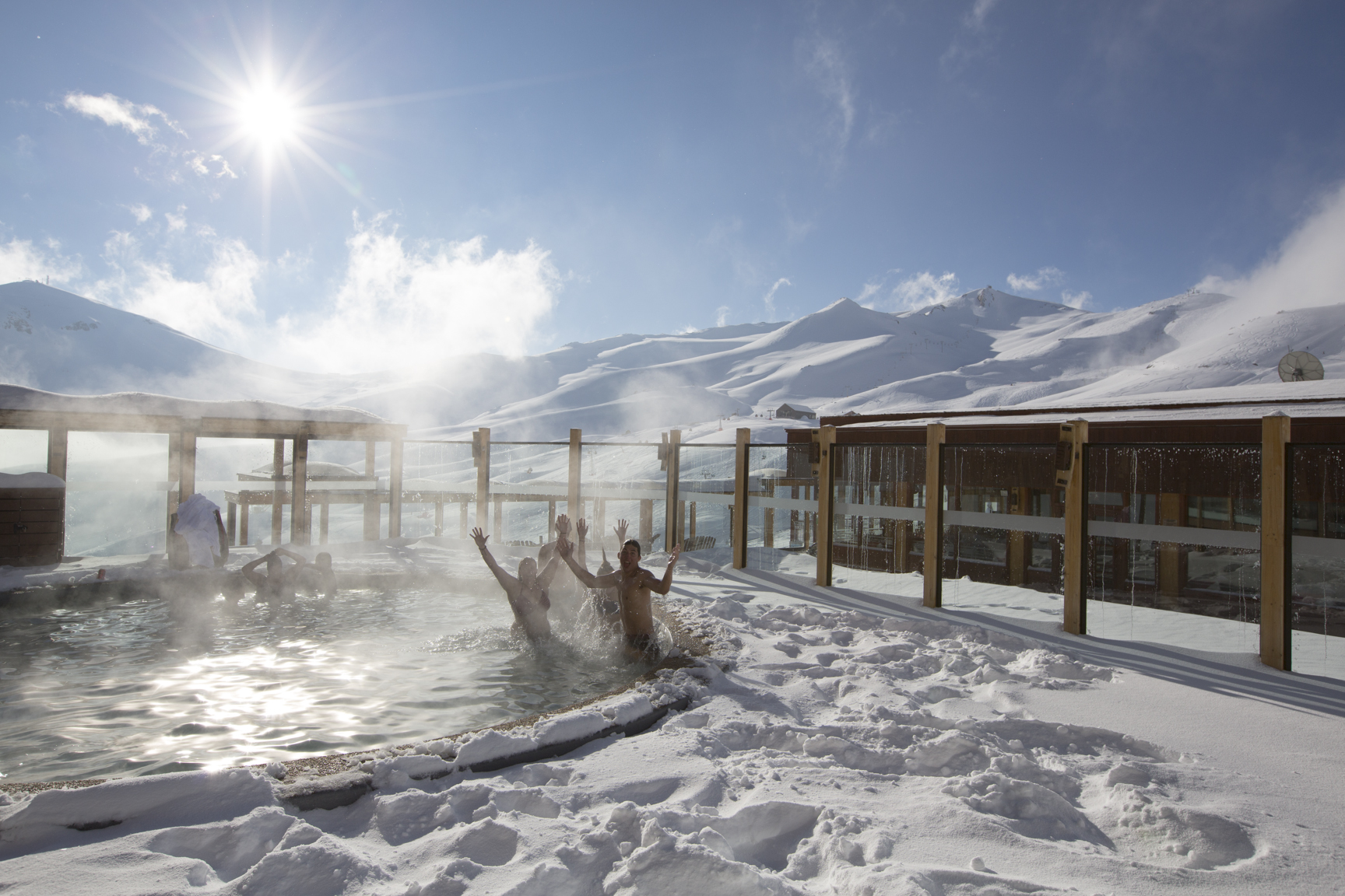 Hóspedes aproveitam a piscina aquecida a céu aberto do Valle Nevado Ski Resort, no Chile. Crédito: divulgação