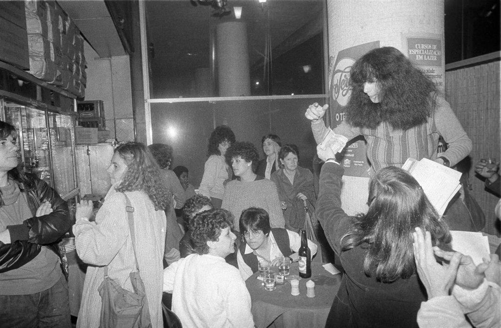 Bruna Andrade Irineu* traça um paralelo entre o histórico levante do Ferros Bar, em 1983, o "Stonewall brasileiro" que inspirou a criação da data, e os desafios enfrentados pelo movimento lésbico hoje no Brasil. Crédito: divulgação