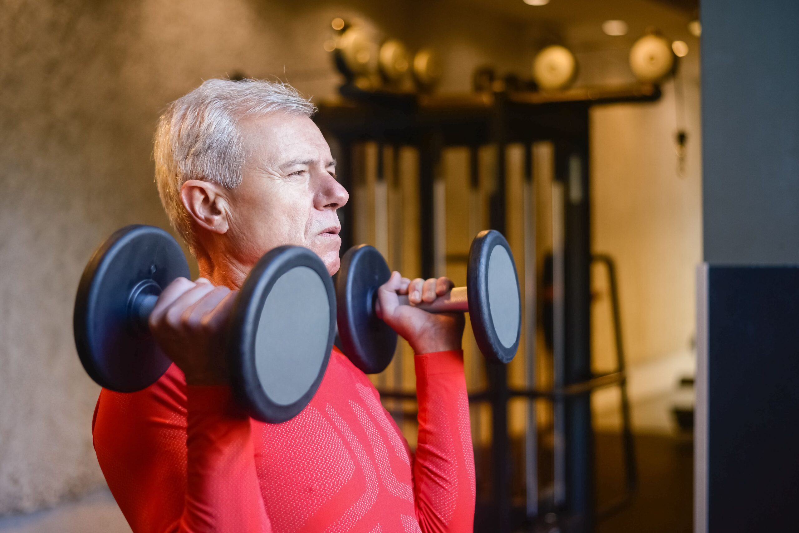 Estudo do JAMA aponta que, em apenas oito semanas de treino, os participantes registraram um aumento médio de 174% na força muscular e um ganho de 9% no volume das pernas, permitindo que a maioria retomasse a caminhada com autonomia e deixasse o uso de andadores. Crédito: divulgação