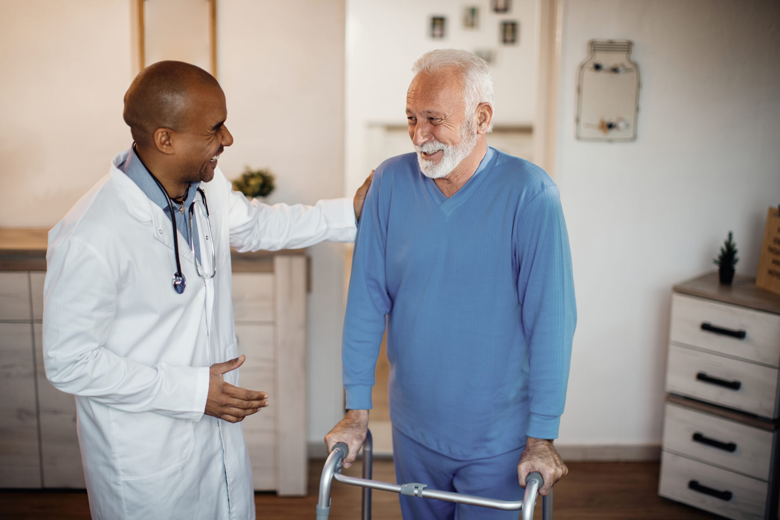 A geriatria atende pessoas principalmente a partir dos 60 anos e podem atuar juntamente com outros especialistas.
Crédito: Magnific