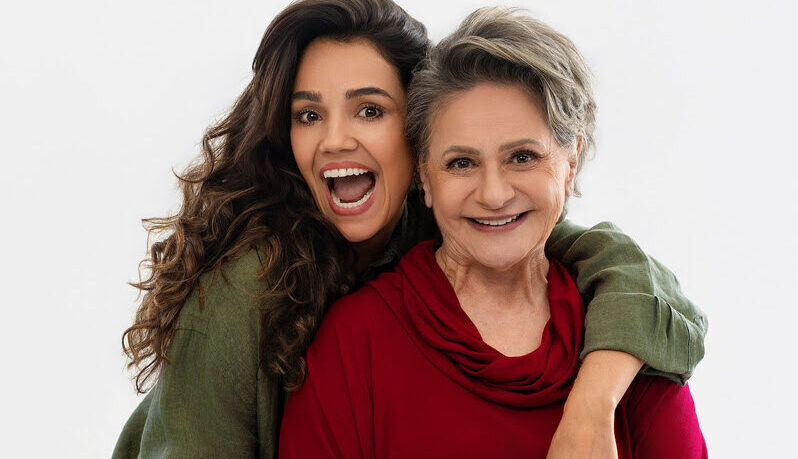Sob direção de Isser Korik e idealização da atriz e produtora Rachel Gollassi, o espetáculo "Já Dizia Minha Vó!" marca os 50 anos de carreira da atriz, diretora, cantora e compositora premiada FAFY SIQUEIRA. Crédito: Saymon Sampaio